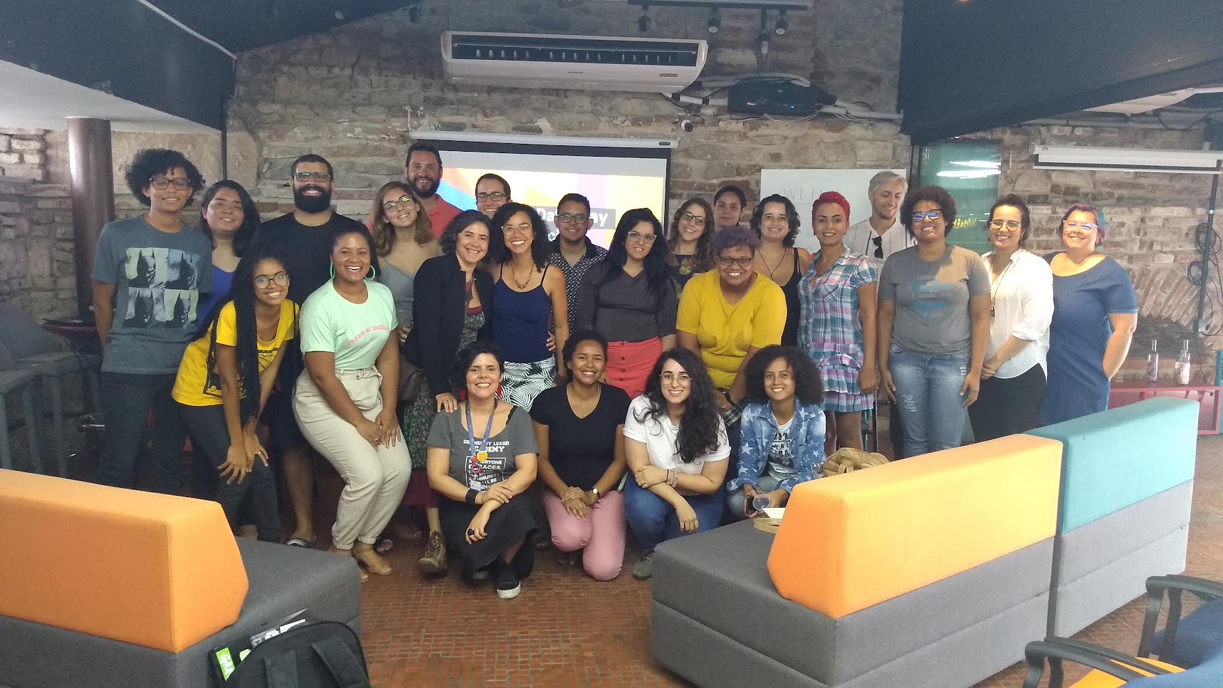 foto com conjunta com todas as participantes do evento, várias pessoas sorridentes